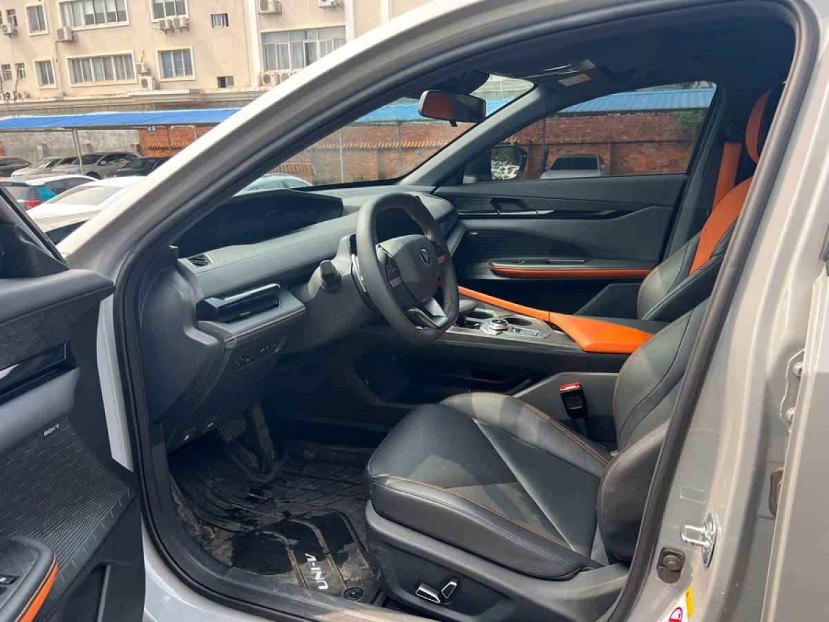 長安 長安UNI-V  2022款 1.5T 尊貴型圖片