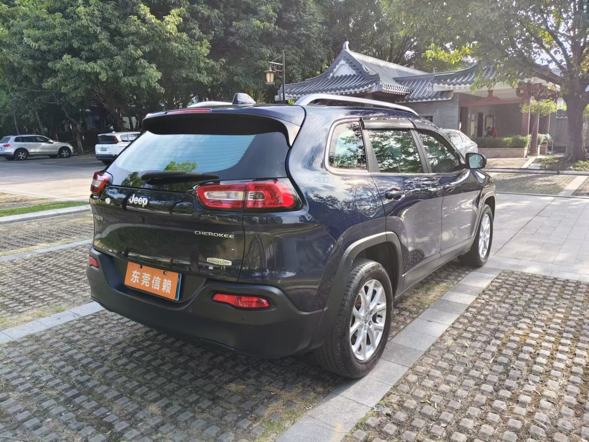 Jeep 自由光  2016款 2.0L 優(yōu)越版圖片