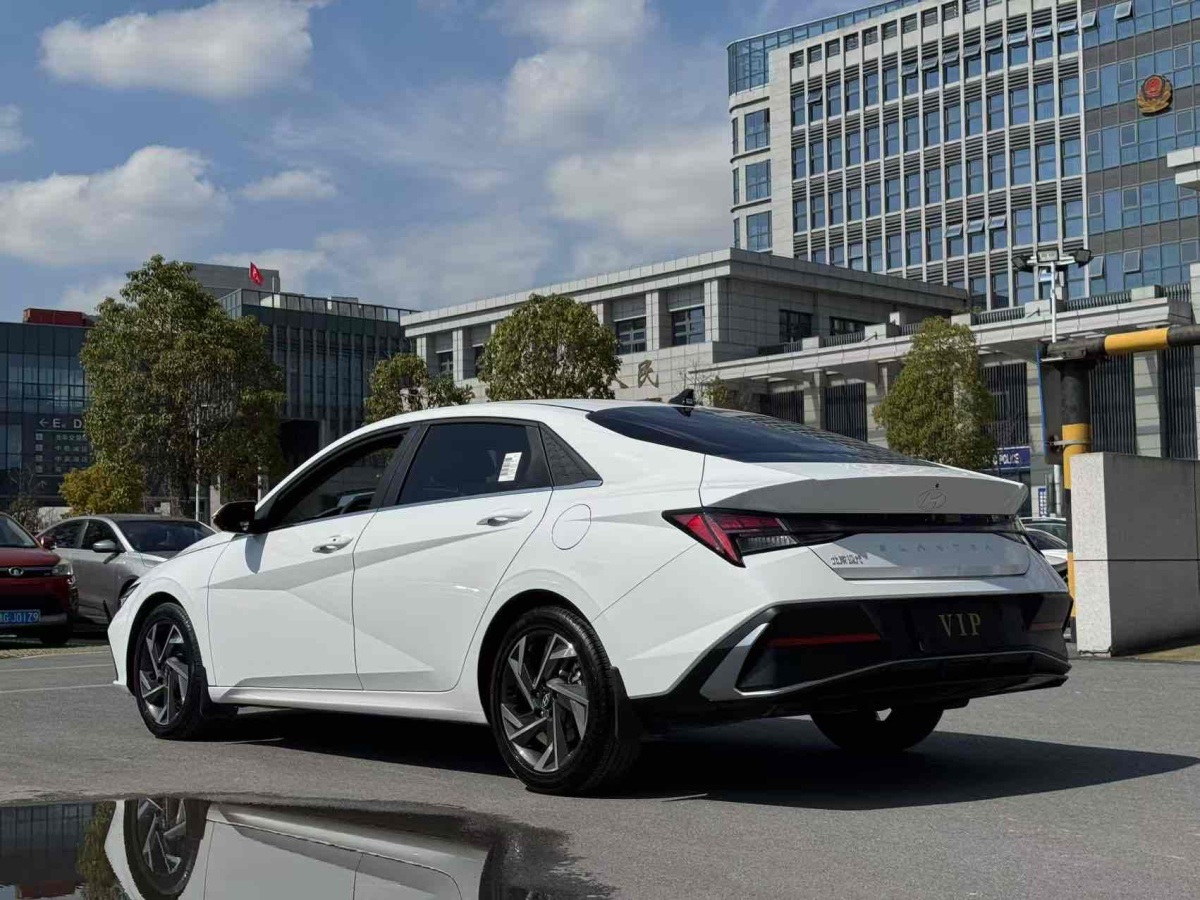 現(xiàn)代 伊蘭特  2023款 1.5L CVT LUX尊貴版圖片