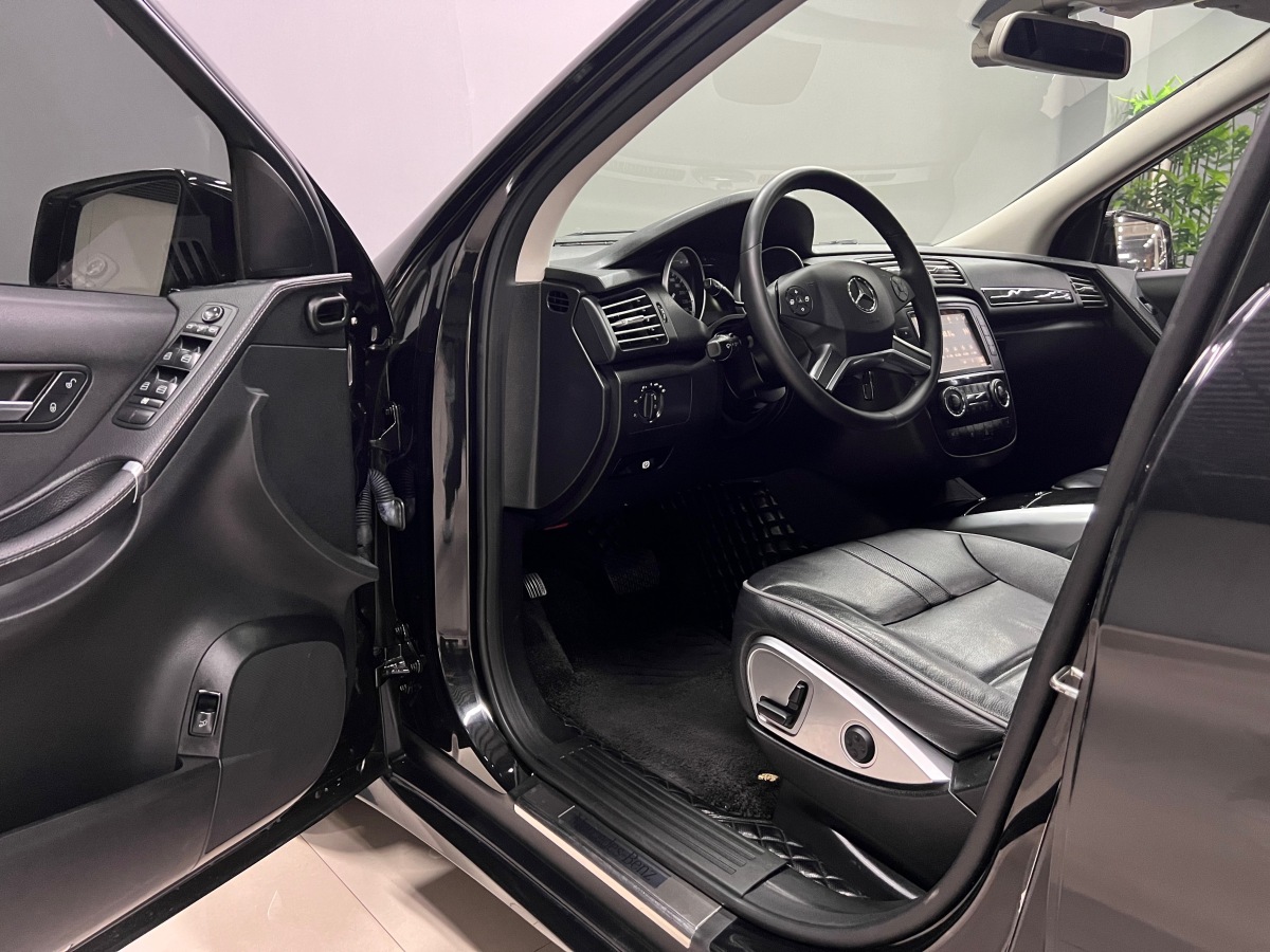 2017年5月奔驰 奔驰R级  2017款 R 320 4MATIC 商务型臻藏版