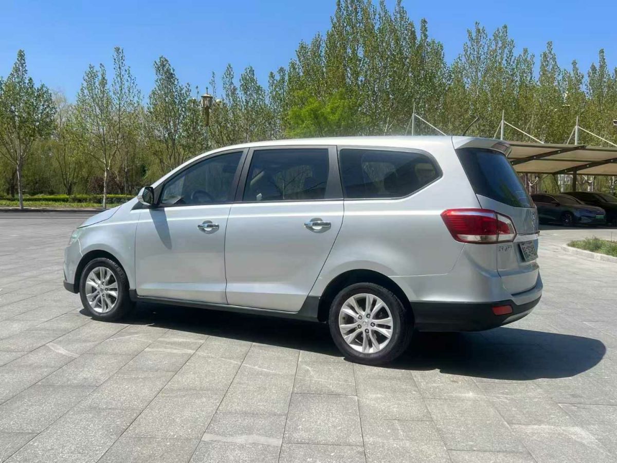 寶駿 730  2016款 1.5 標(biāo)準(zhǔn)型7-8座圖片