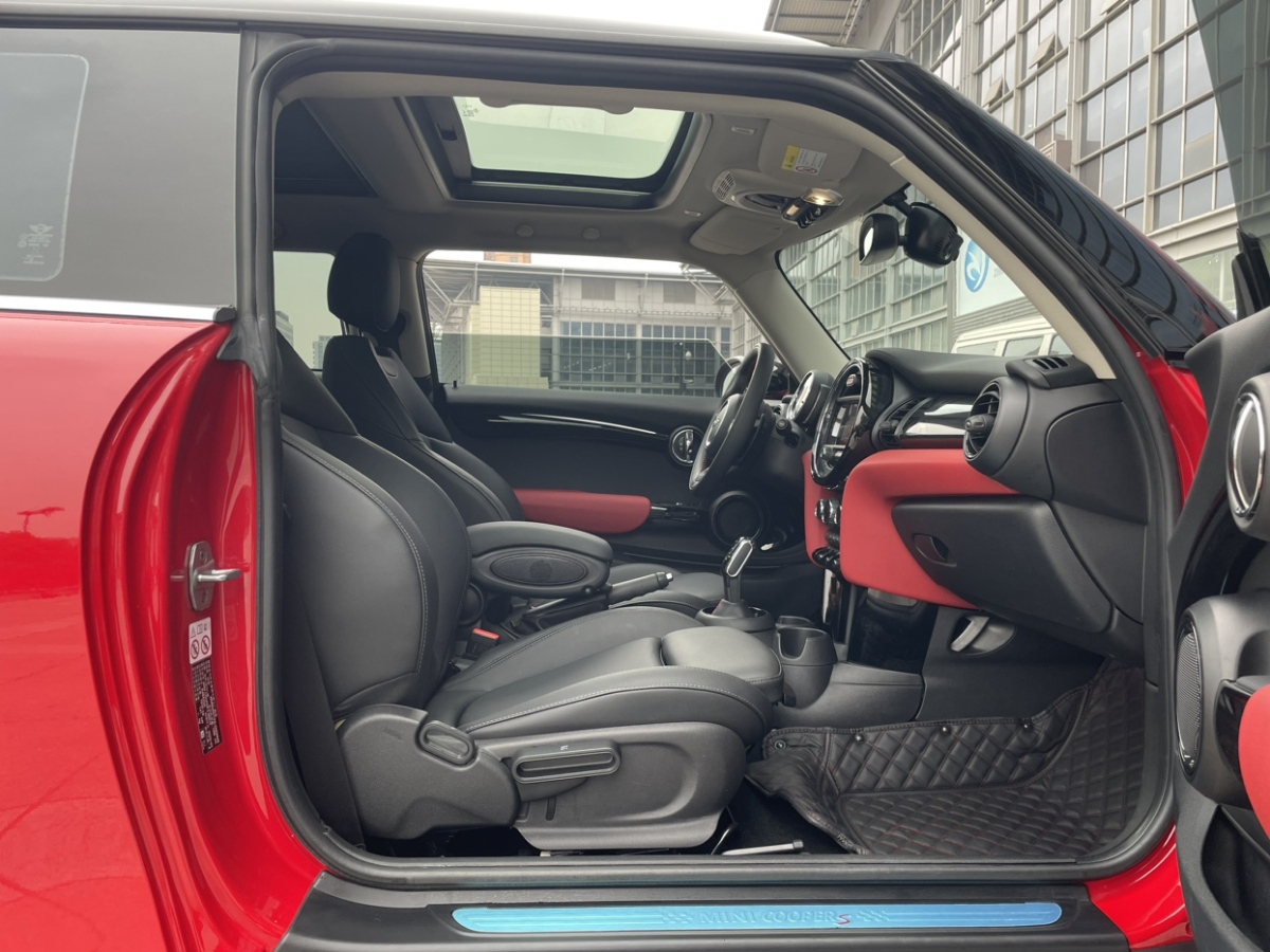 MINI MINI  2020款 2.0T COOPER S 經(jīng)典派 三門絕色版圖片