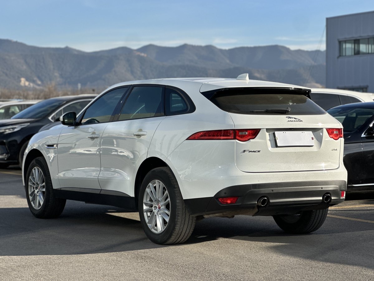 捷豹 F-PACE  2016款 2.0T 兩驅(qū)都市尊享版圖片