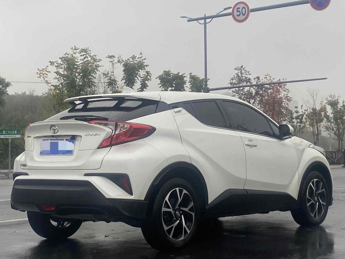 豐田 C-HR  2018款 2.0L 領(lǐng)先天窗版 國V圖片