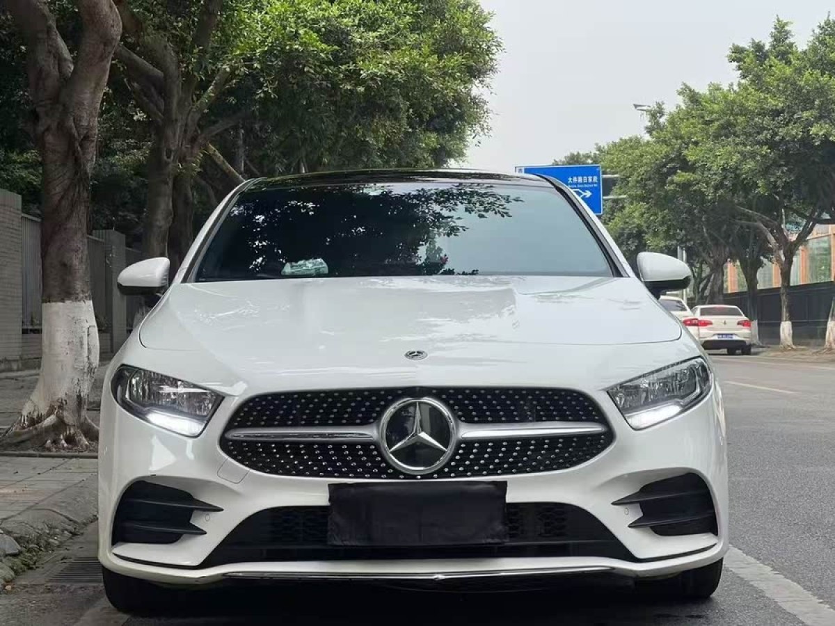奔馳 奔馳A級(jí)  2021款 改款 A 180 L 運(yùn)動(dòng)轎車圖片