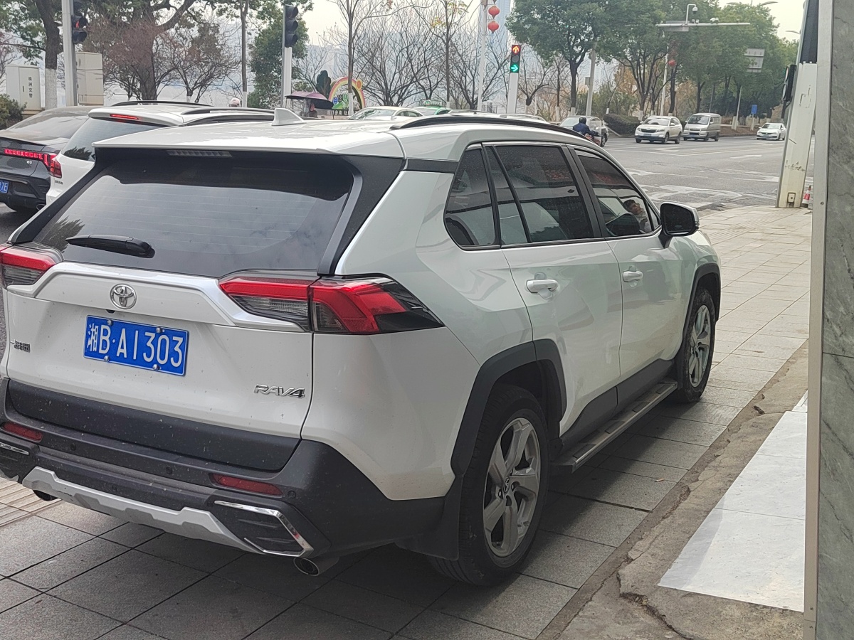 豐田 RAV4  2018款 榮放 2.0L CVT兩驅(qū)風(fēng)尚版圖片