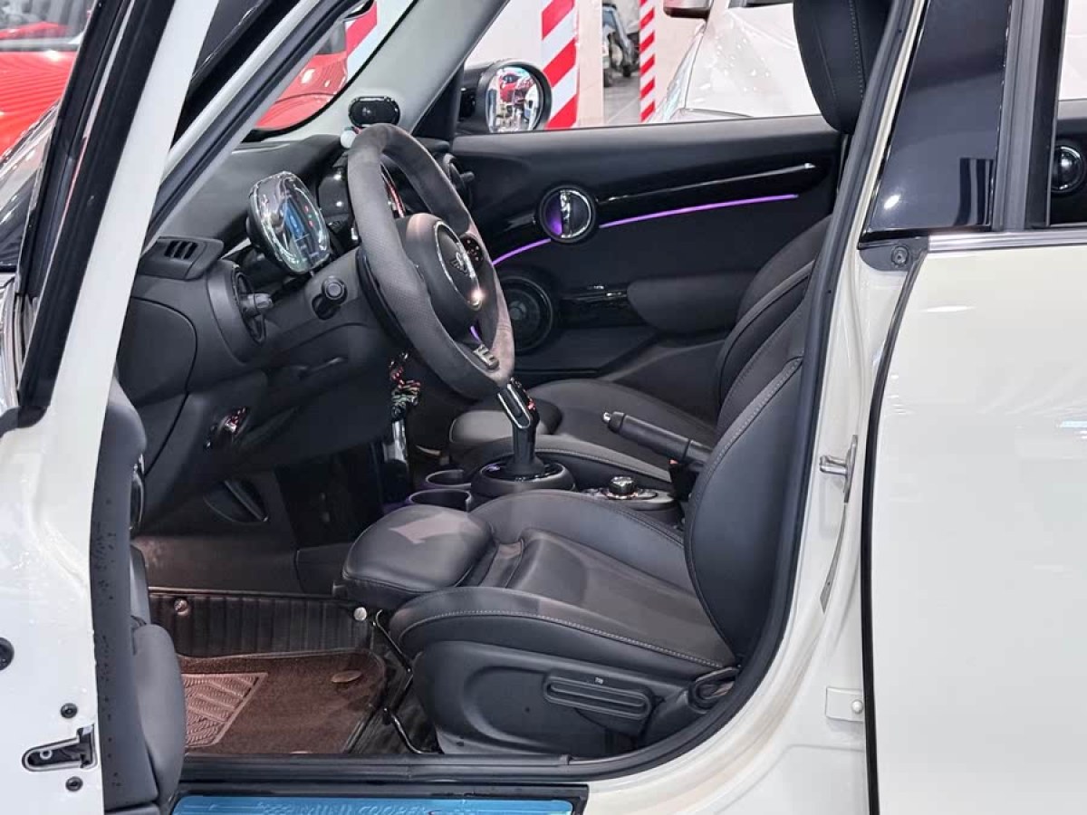 MINI MINI  2022款 改款 2.0T COOPER S 經(jīng)典派 五門版圖片