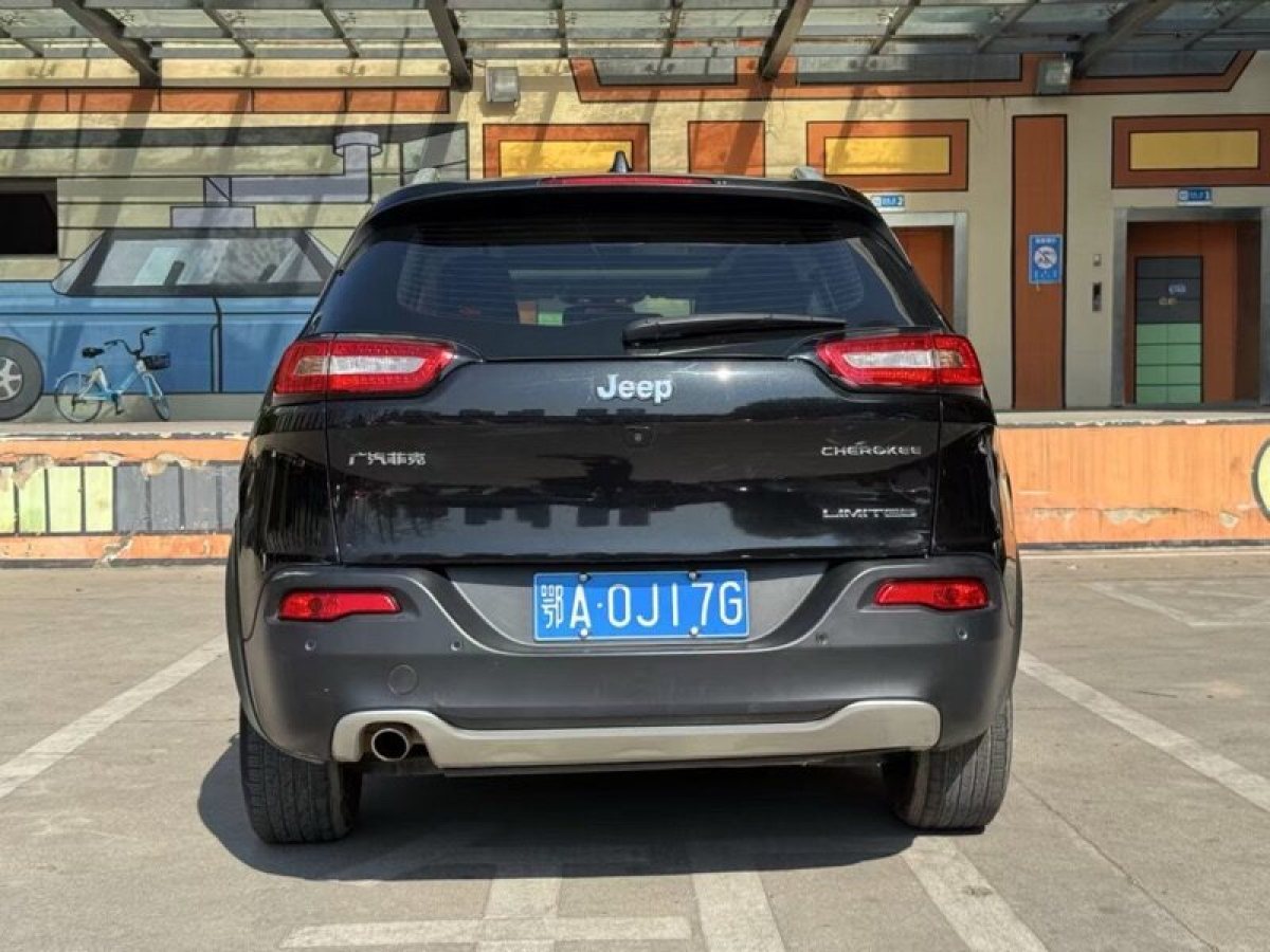 Jeep 自由光  2020款 2.0L 兩驅(qū)經(jīng)典運(yùn)動版圖片