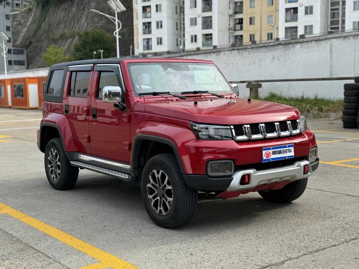 2020年8月北京 BJ40  2020款 2.0T 自動(dòng)四驅(qū)城市獵人版?zhèn)b客型