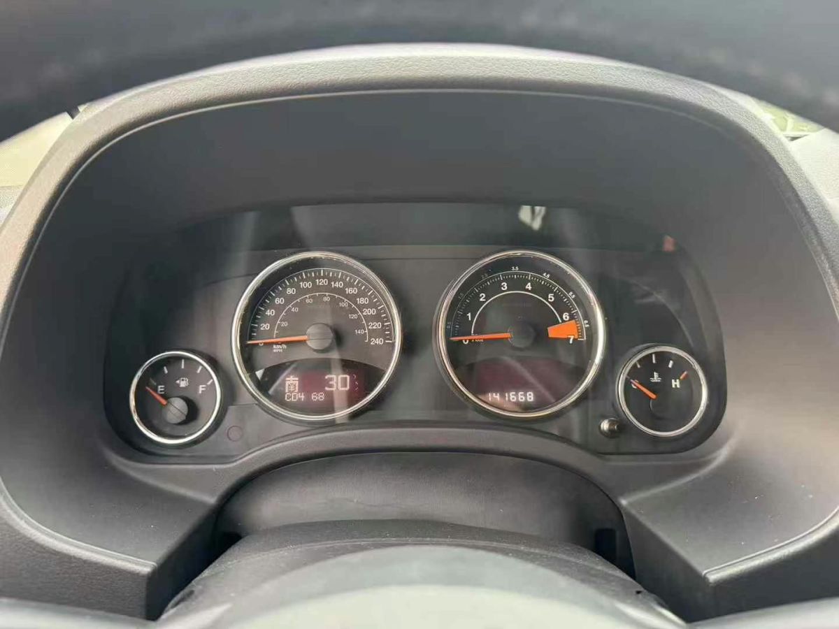 Jeep 指南者  2014款 改款 2.0L 兩驅(qū)精英版圖片
