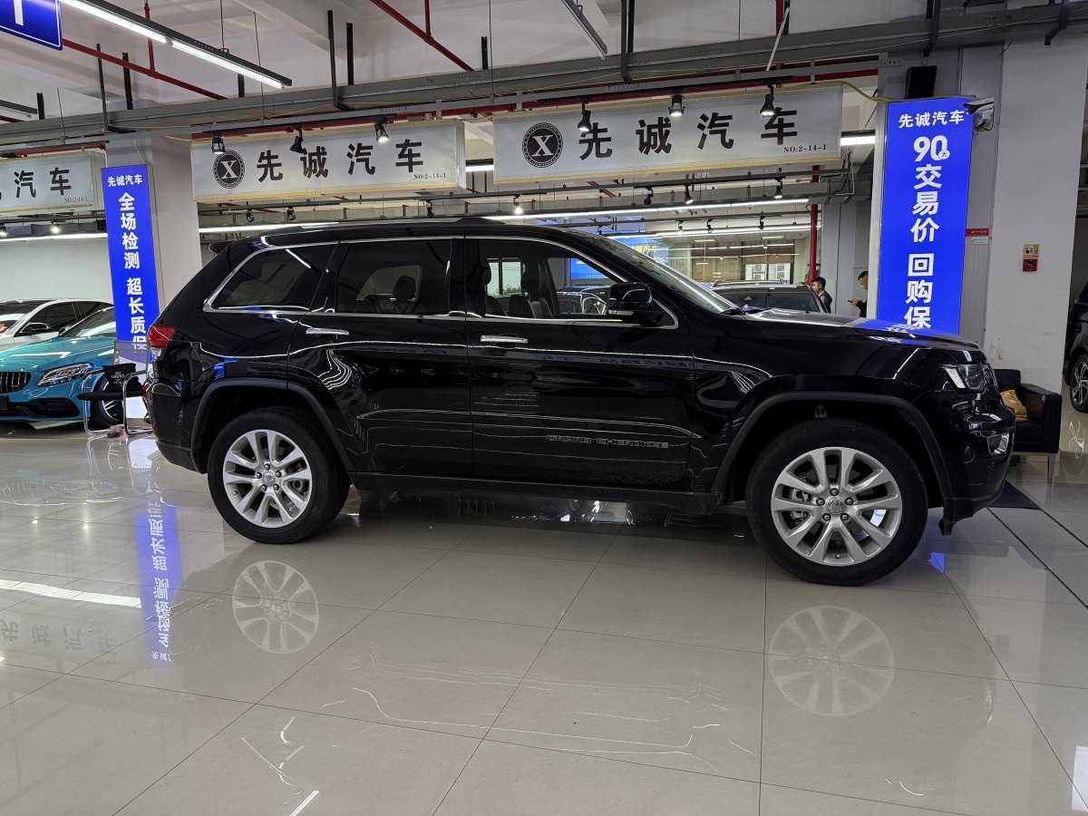 Jeep 大切諾基  2017款 3.0L 精英導(dǎo)航版圖片