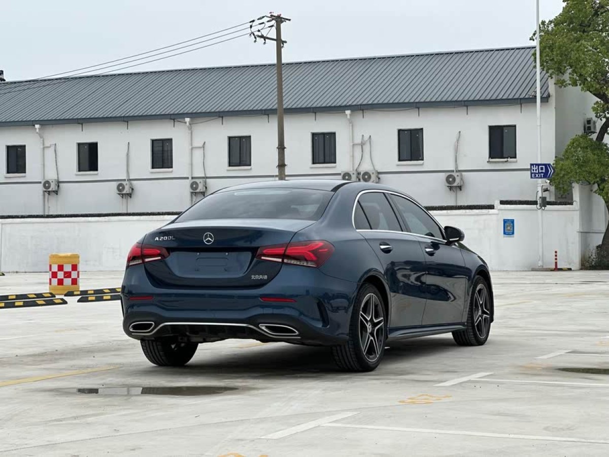 奔馳 奔馳A級(jí)  2019款 A 200 L 運(yùn)動(dòng)轎車先行特別版圖片