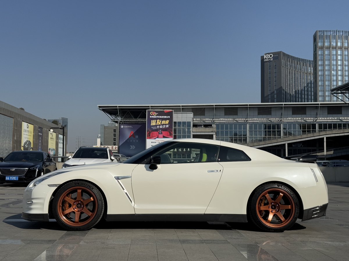 日產(chǎn) GT-R  2015款 3.8T 豪華棕紅內(nèi)飾版圖片