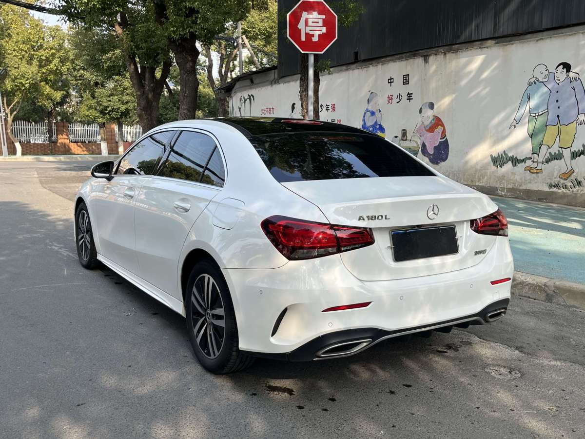 奔馳 奔馳A級(jí)  2019款 A 180 L 運(yùn)動(dòng)轎車圖片