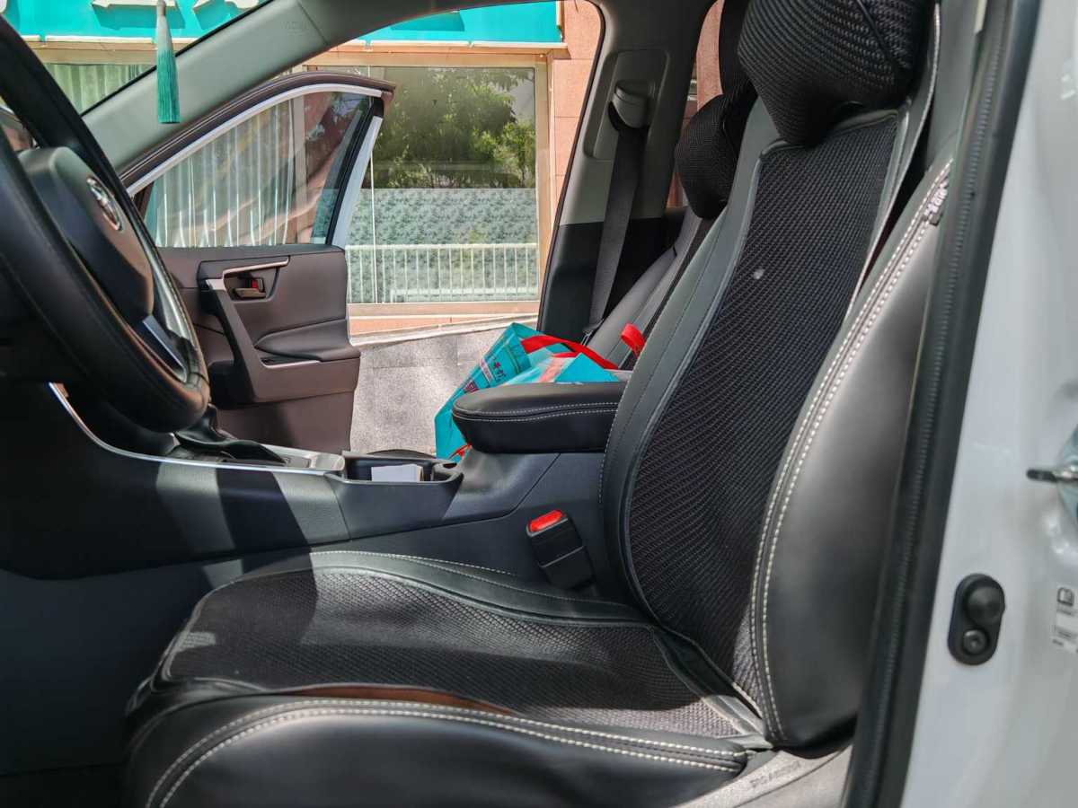 豐田 RAV4  2018款 榮放 2.0L CVT兩驅(qū)都市版圖片