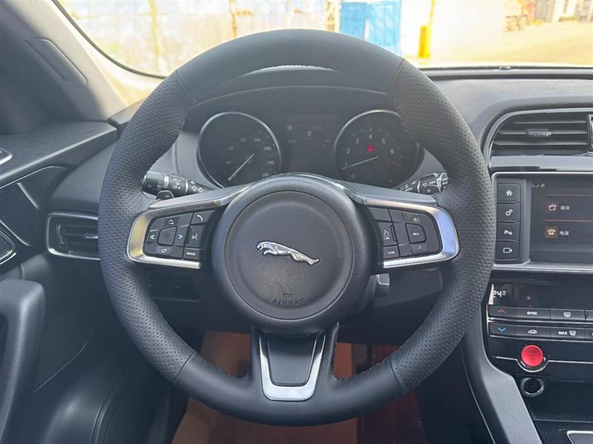 捷豹 F-PACE  2018款 2.0T 四驅(qū)都市尊享版圖片