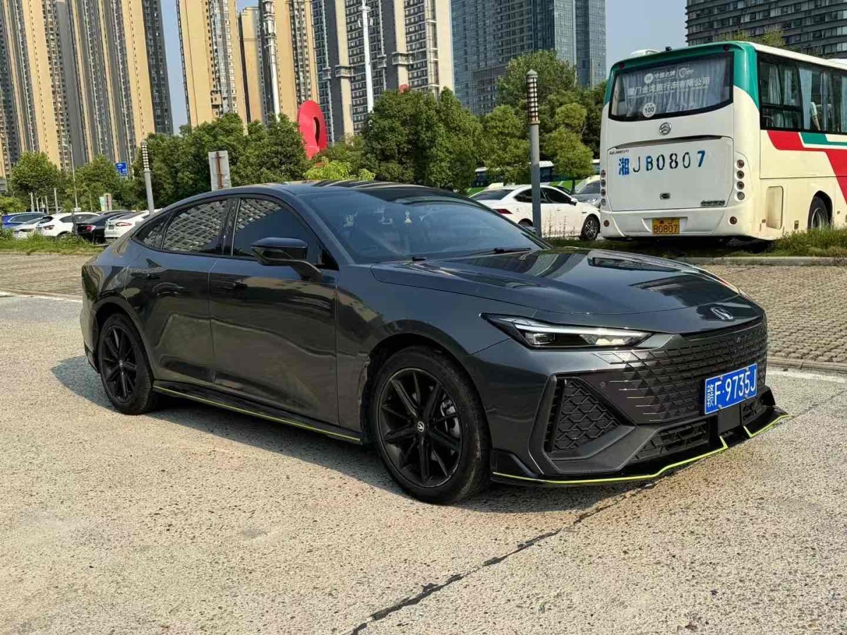 長(zhǎng)安 長(zhǎng)安UNI-V  2022款 2.0T 領(lǐng)速版圖片