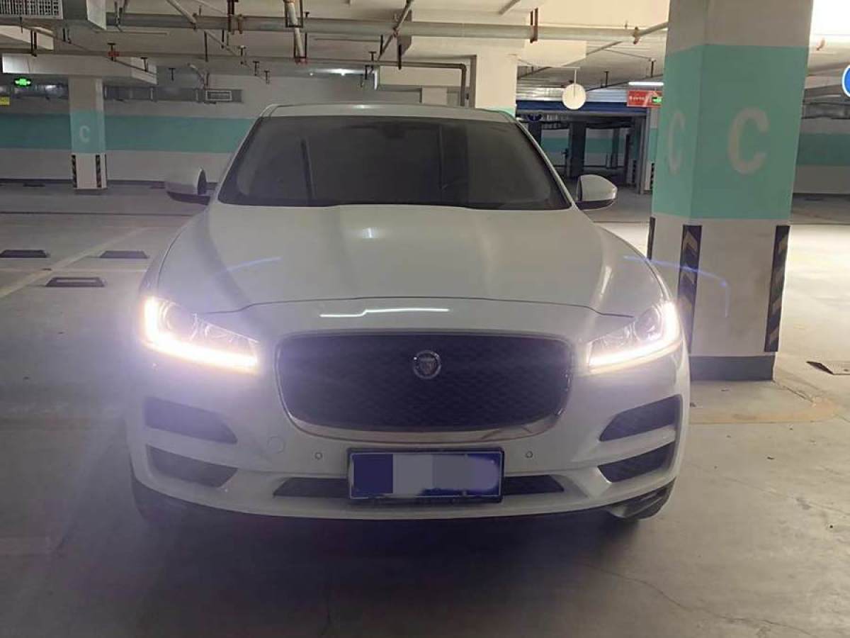 捷豹 F-PACE  2018款 2.0T 兩驅(qū)都市尊享版圖片