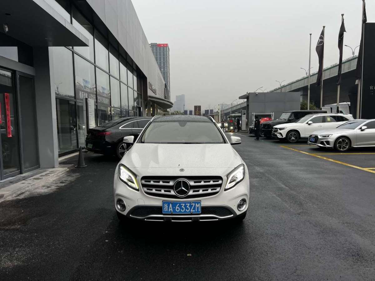 奔馳 奔馳GLA  2017款 GLA 220 4MATIC 時(shí)尚型圖片