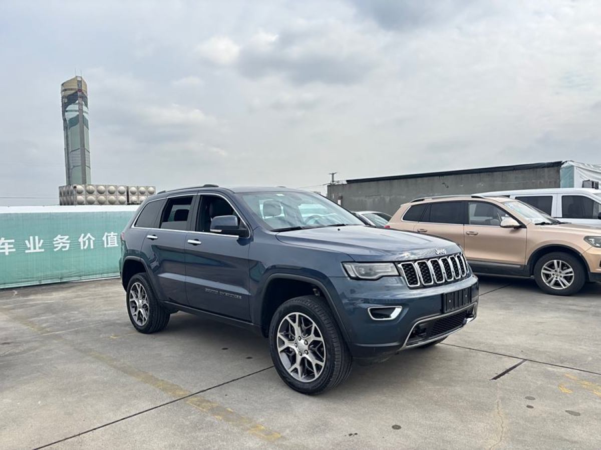 Jeep 大切諾基  2020款 3.0L 精英導(dǎo)航版圖片