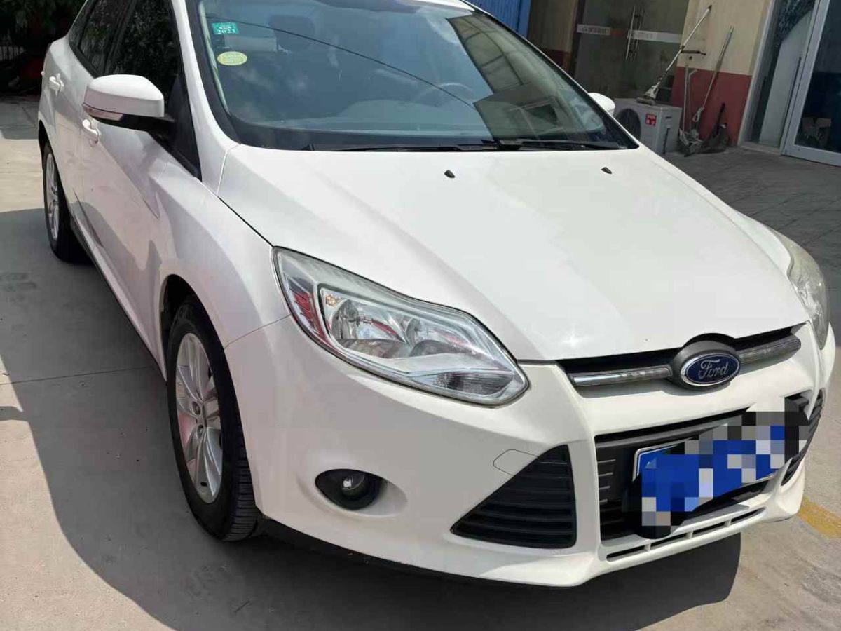 福特 ?？怂? 2014款 兩廂經(jīng)典 1.8L 自動(dòng)酷白典藏版圖片