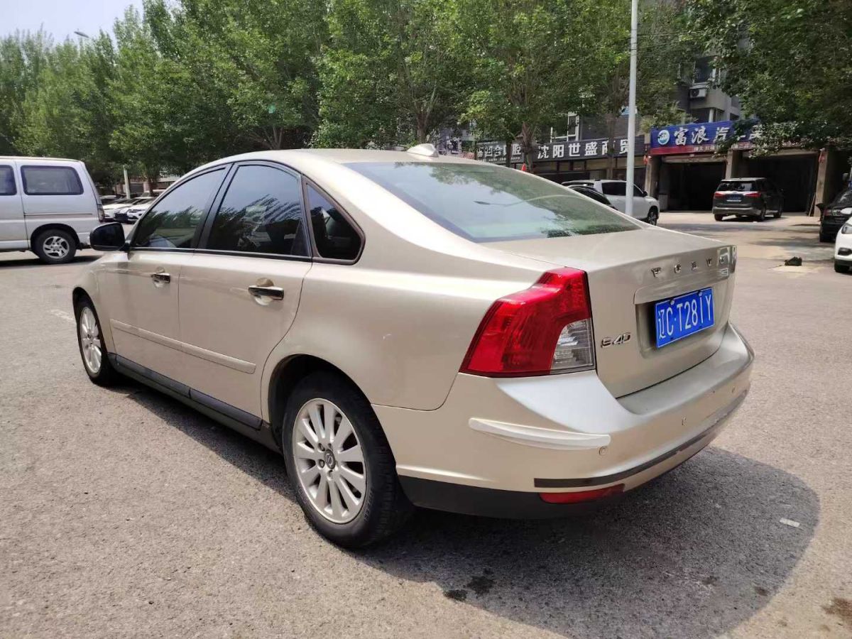 沃爾沃 S40  2010款 2.0L 手動標(biāo)準(zhǔn)型圖片