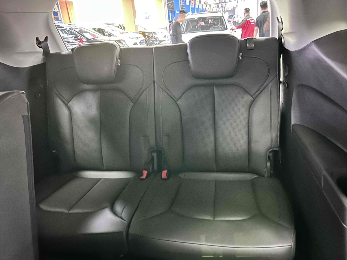 榮威 RX8  2018款 30T 智聯(lián)網(wǎng)四驅(qū)至尊版圖片