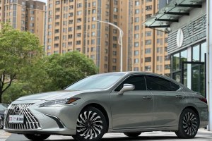 ES 雷克薩斯 300h 銀輝限定版