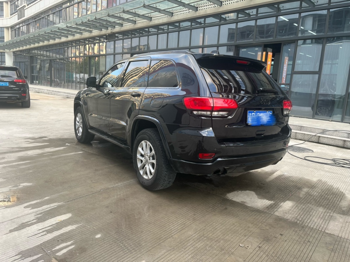 Jeep 大切諾基  2015款 3.0TD 柴油 精英導(dǎo)航版圖片