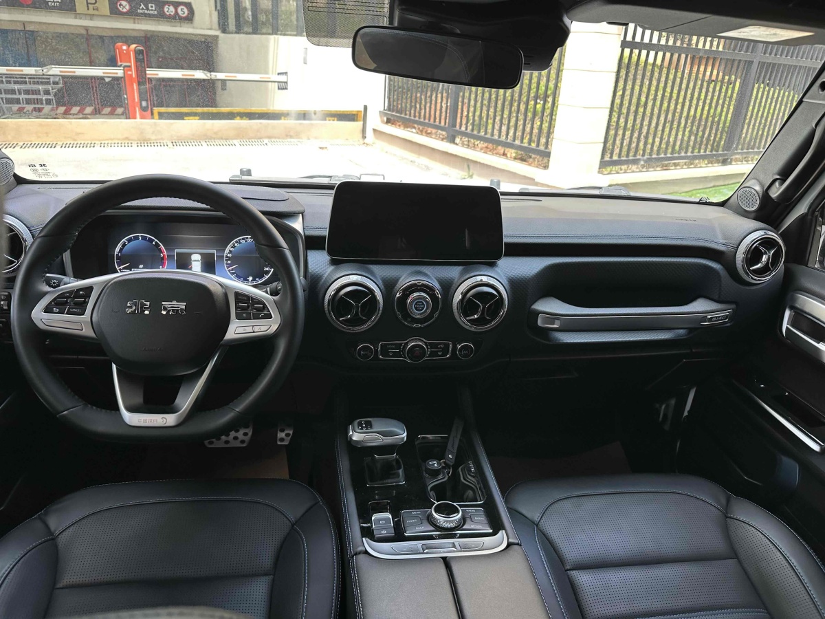 北京 BJ40  2023款 2.0D 自動(dòng)四驅(qū)刀鋒英雄版?zhèn)b客型圖片