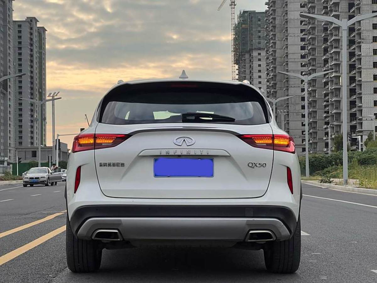 2020年8月英菲尼迪 QX50  2020款 改款 2.0T 兩驅(qū)時(shí)尚版