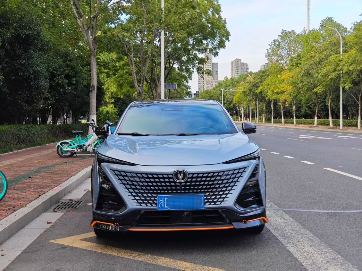 長(zhǎng)安 UNI-T  2022款 1.5T 運(yùn)動(dòng)版 尊貴型圖片