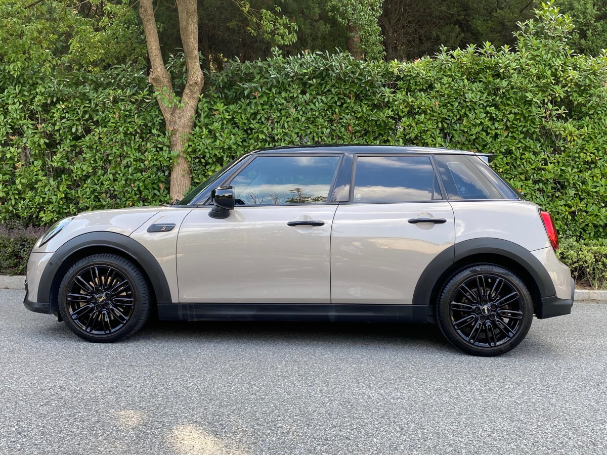 MINI MINI  2022款 改款 2.0T COOPER S 經(jīng)典派 五門版圖片