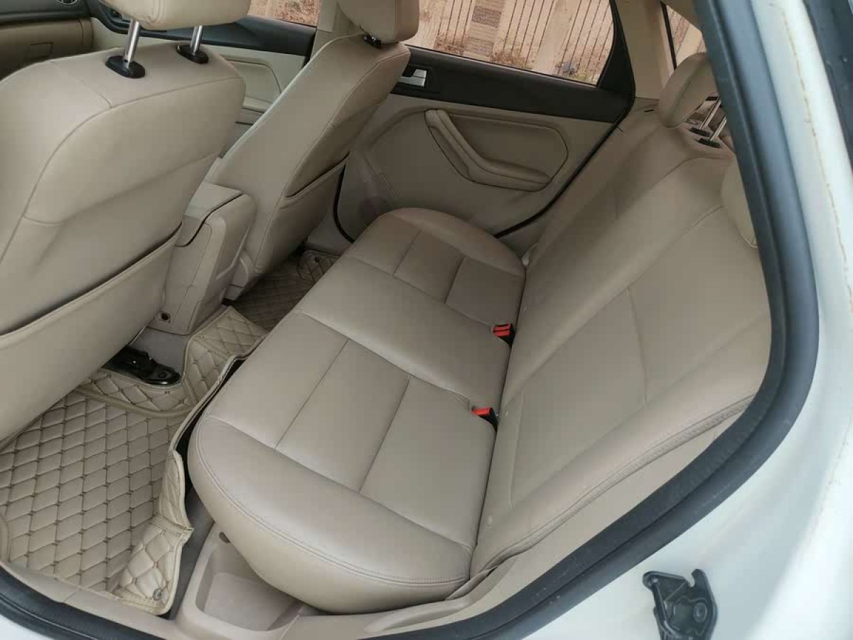 福特 ?？怂? 2013款 兩廂經(jīng)典 1.8L 自動百萬紀念版圖片