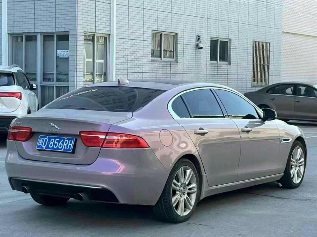 捷豹 XE  2018款 2.0T 200PS 兩驅(qū)R-Sport運(yùn)動(dòng)版圖片