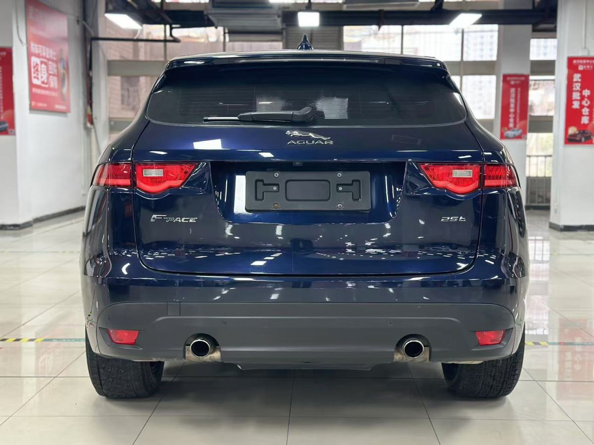 捷豹 F-PACE  2016款 2.0T 兩驅(qū)R-Sport運(yùn)動(dòng)版圖片