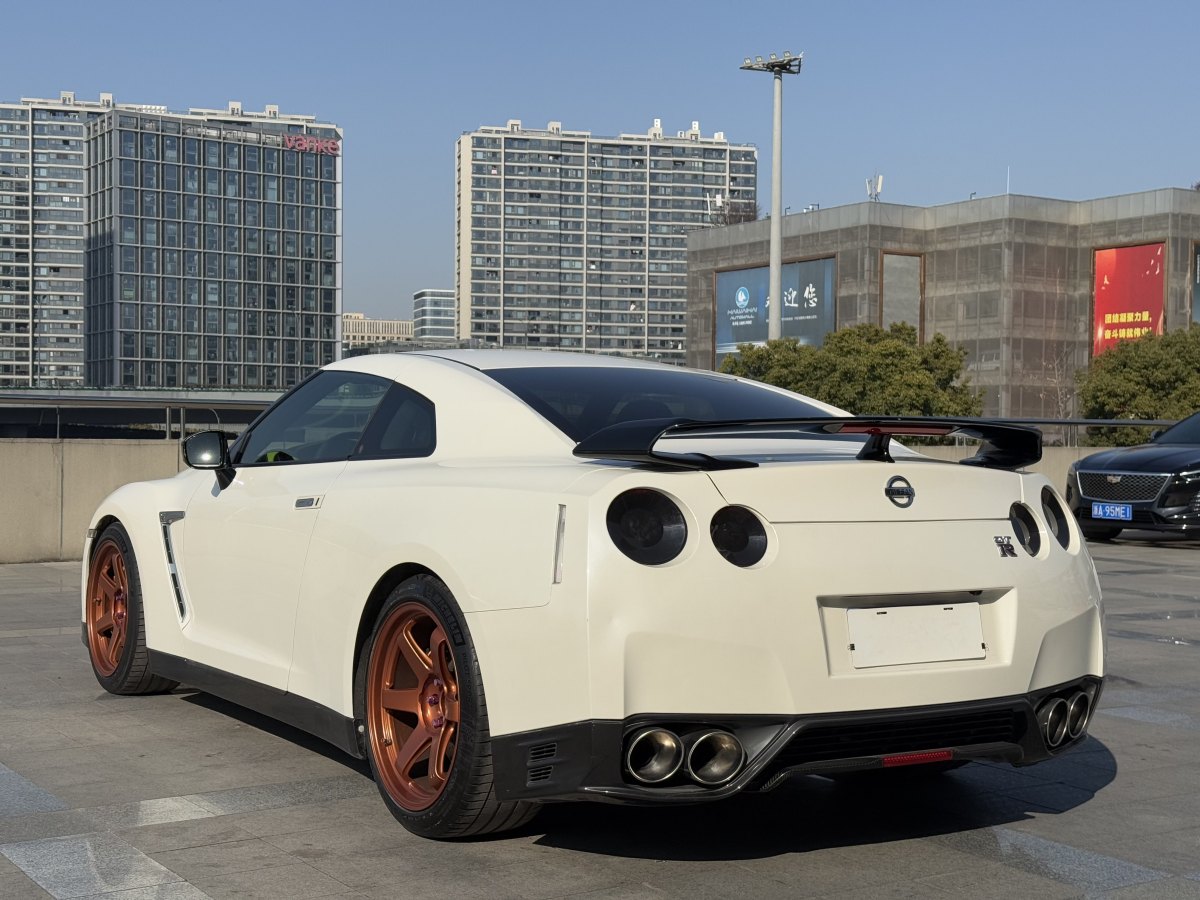 日產(chǎn) GT-R  2015款 3.8T 豪華棕紅內(nèi)飾版圖片