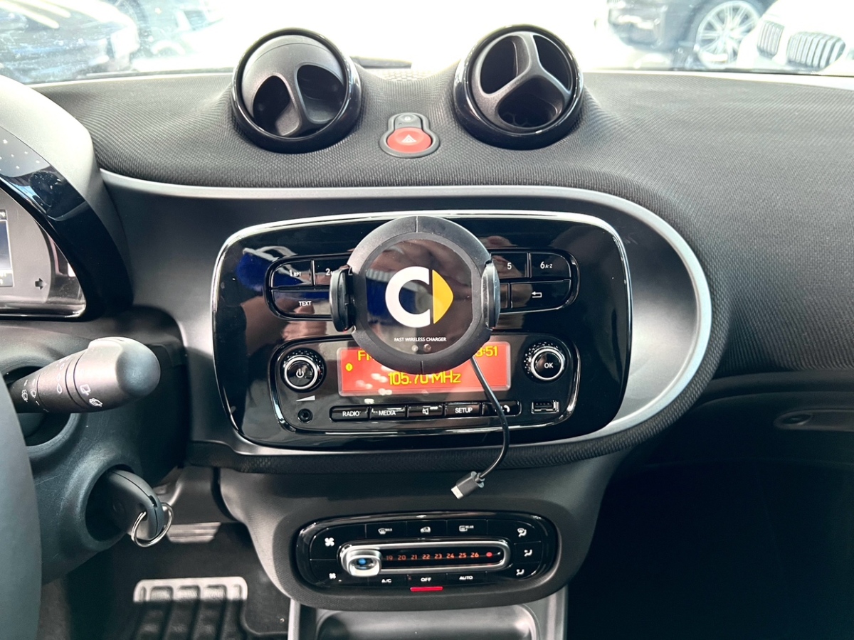 smart fortwo  2019款 0.9T 66千瓦硬頂風(fēng)擎版 國(guó)VI圖片