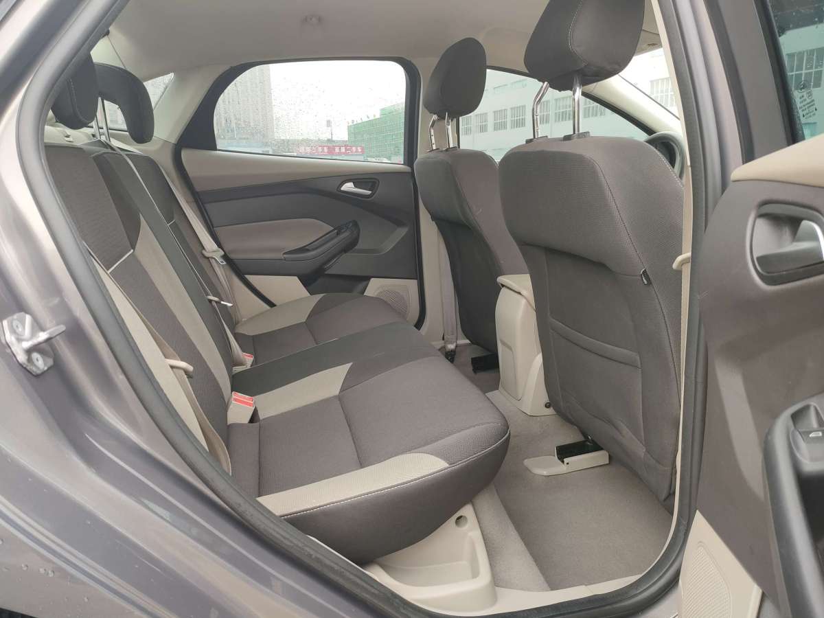 2015年8月福特 福克斯  2012款 三厢 1.6L 自动舒适型