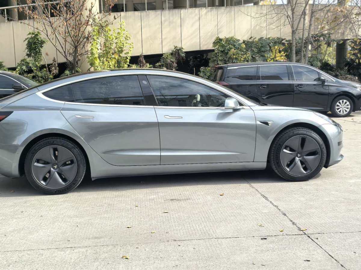 特斯拉 Model 3  2021款 改款 標(biāo)準(zhǔn)續(xù)航后驅(qū)升級(jí)版圖片