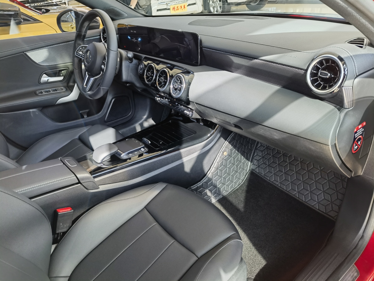 2023年7月奔驰 奔驰A级  2022款 改款 A 200 L 运动轿车动感型