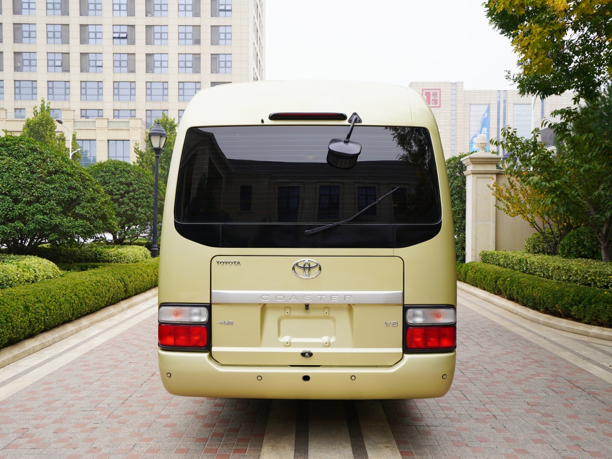 豐田 柯斯達(dá)  2015款 4.0L高級(jí)車(chē)GRB53L-ZCMSK 20座特別版圖片