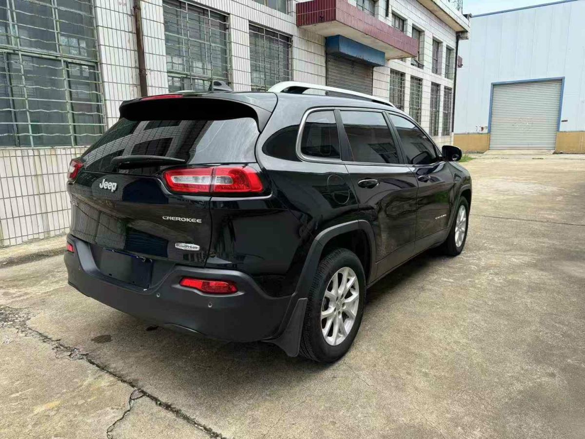 Jeep 自由光  2017款 2.0L 優(yōu)越版圖片