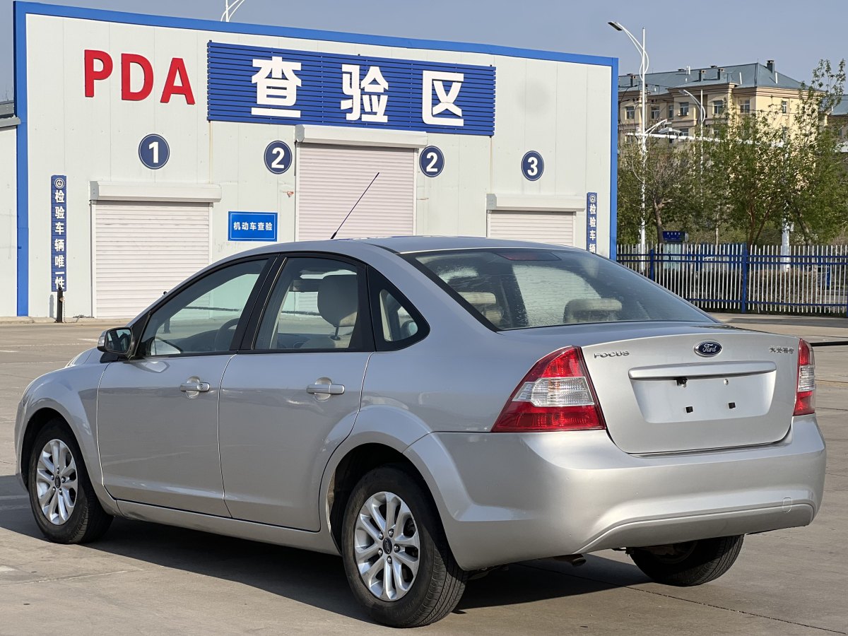 福特 福克斯  2013款 三廂經(jīng)典 1.8L 自動基本型圖片