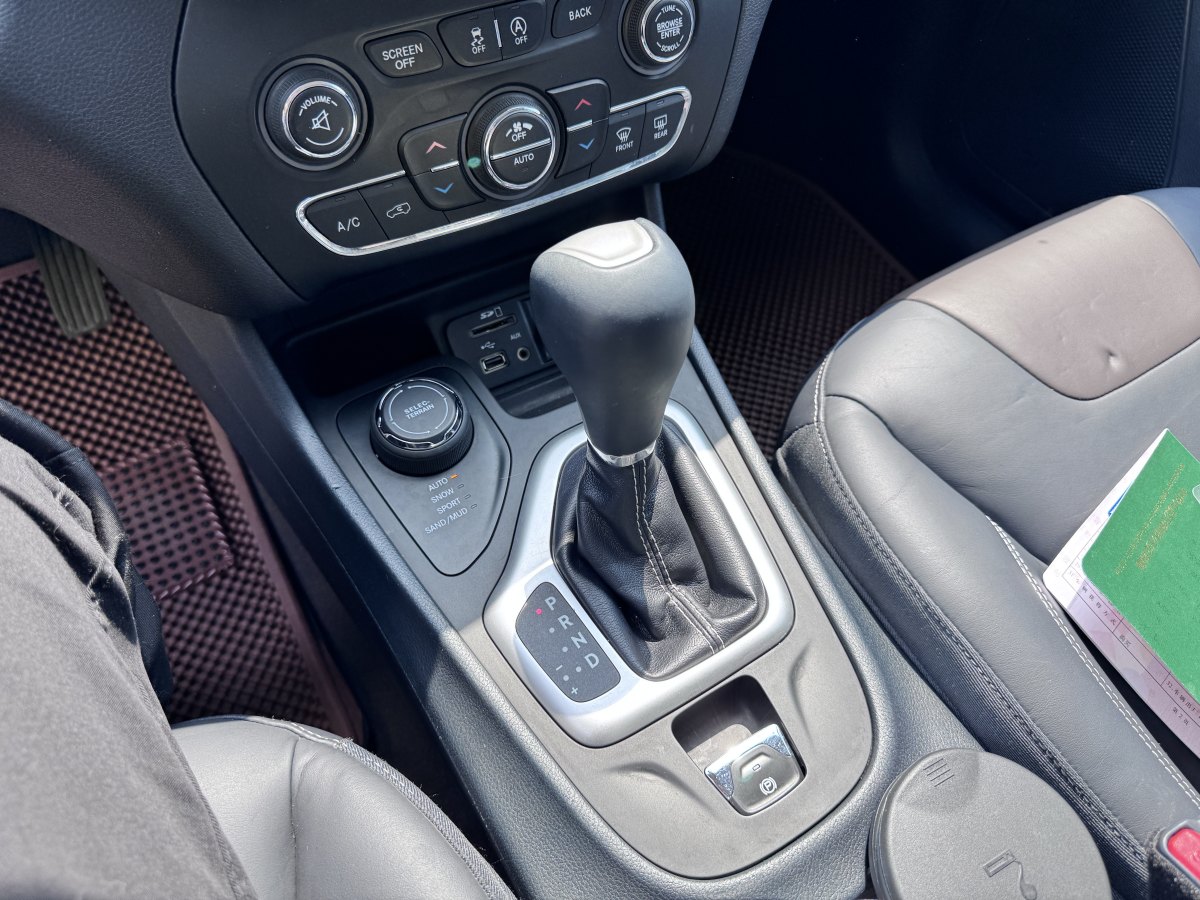 Jeep 自由光  2016款 2.4L 專業(yè)版圖片