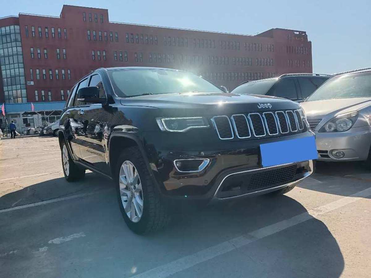 Jeep 大切諾基  2017款 3.0L 精英導(dǎo)航版圖片