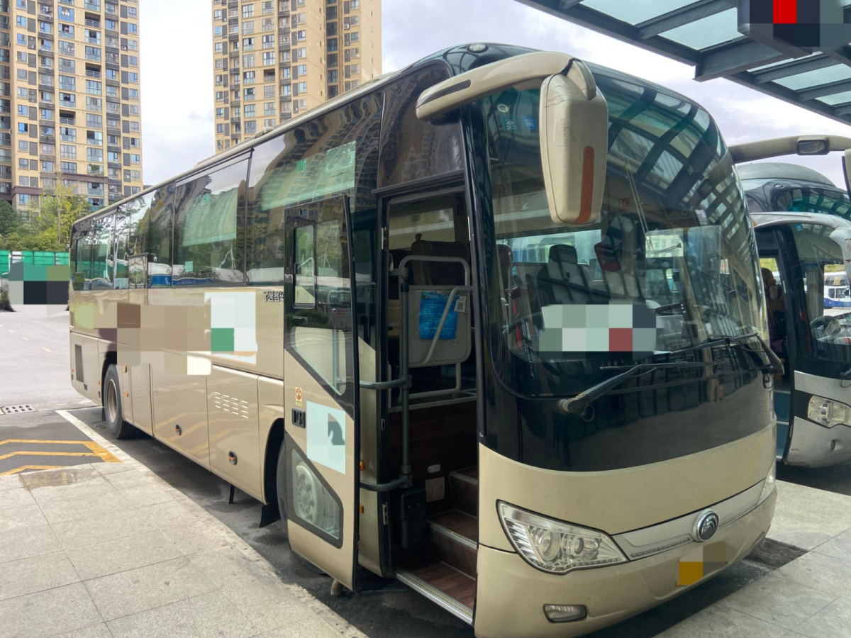 雙胞胎國五LNG的2＋1型30座宇通保姆車圖片