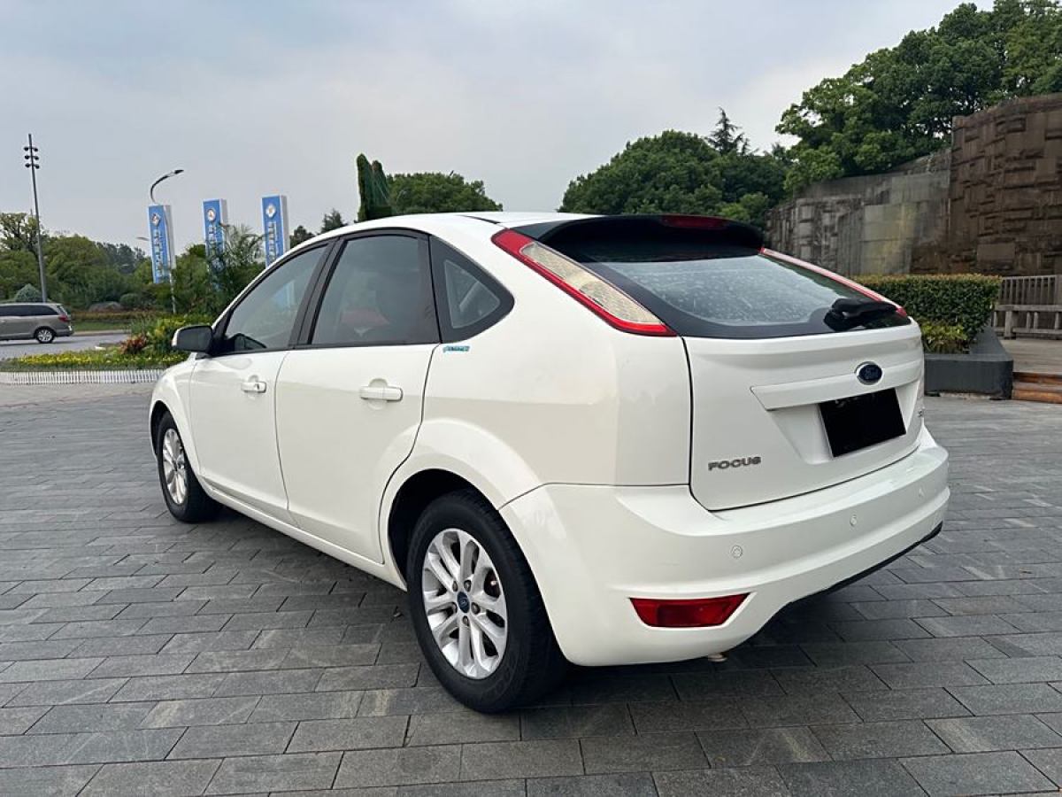 福特 ?？怂? 2013款 兩廂經(jīng)典 1.8L 手動基本型圖片