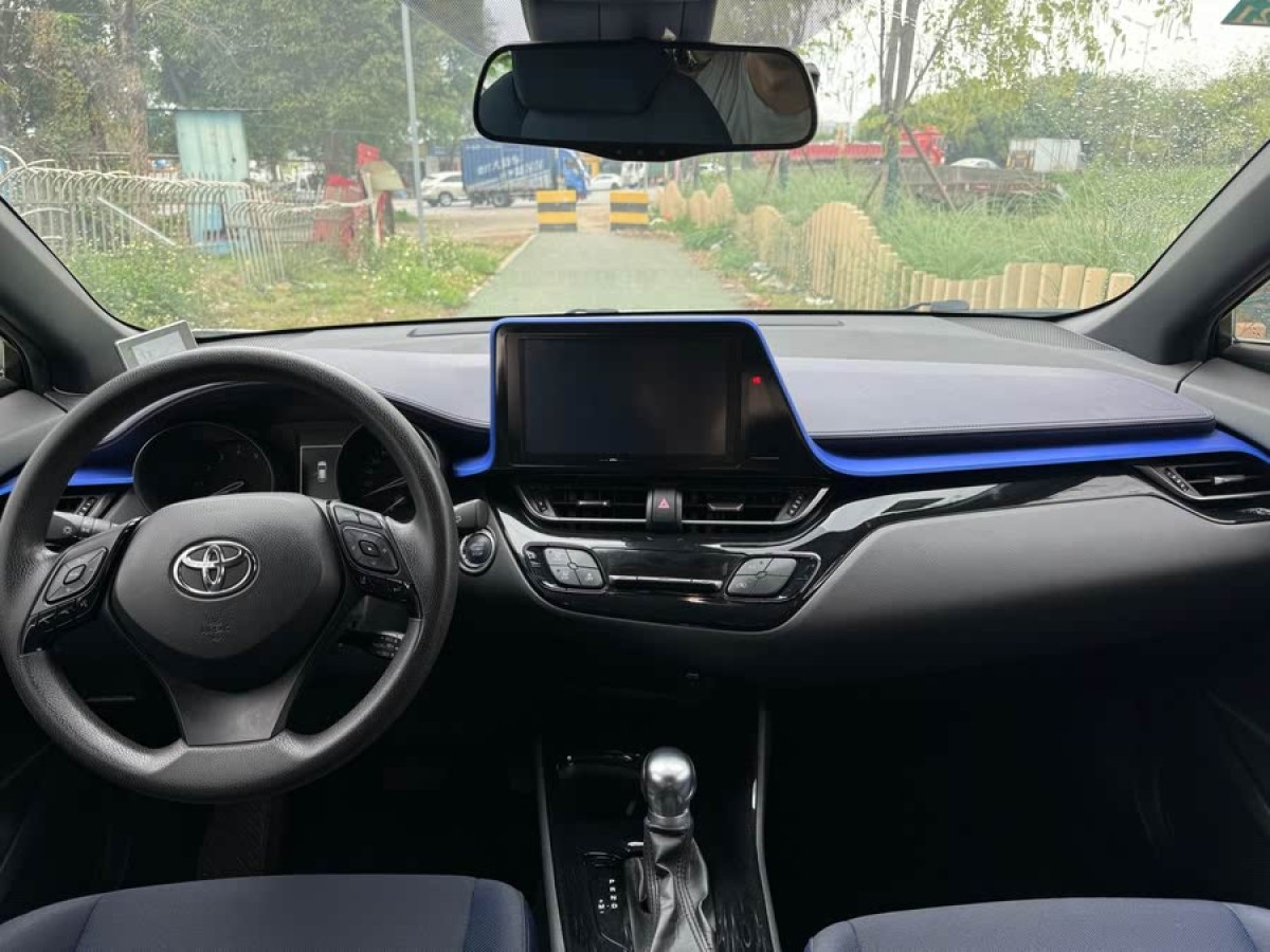 豐田 C-HR  2018款 2.0L 領(lǐng)先天窗版 國V圖片