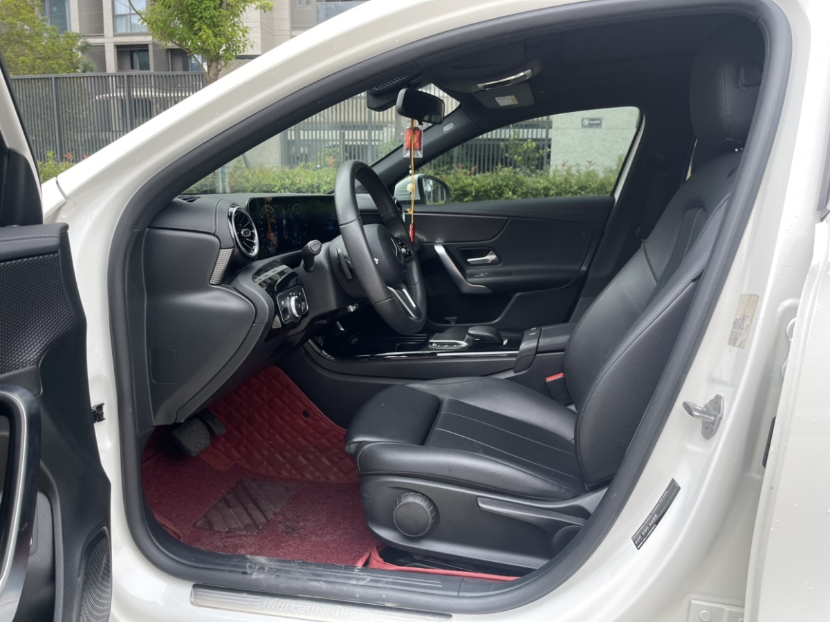 奔馳 奔馳A級(jí)  2021款 A 200 L 運(yùn)動(dòng)轎車動(dòng)感型圖片